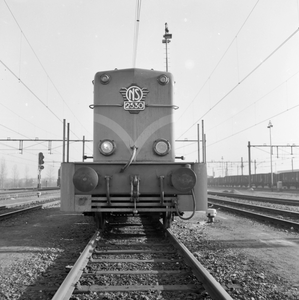 839073 Afbeelding van de diesel-electrische locomotief nr. 2530 (serie 2400/2500) van de N.S. te Eindhoven.